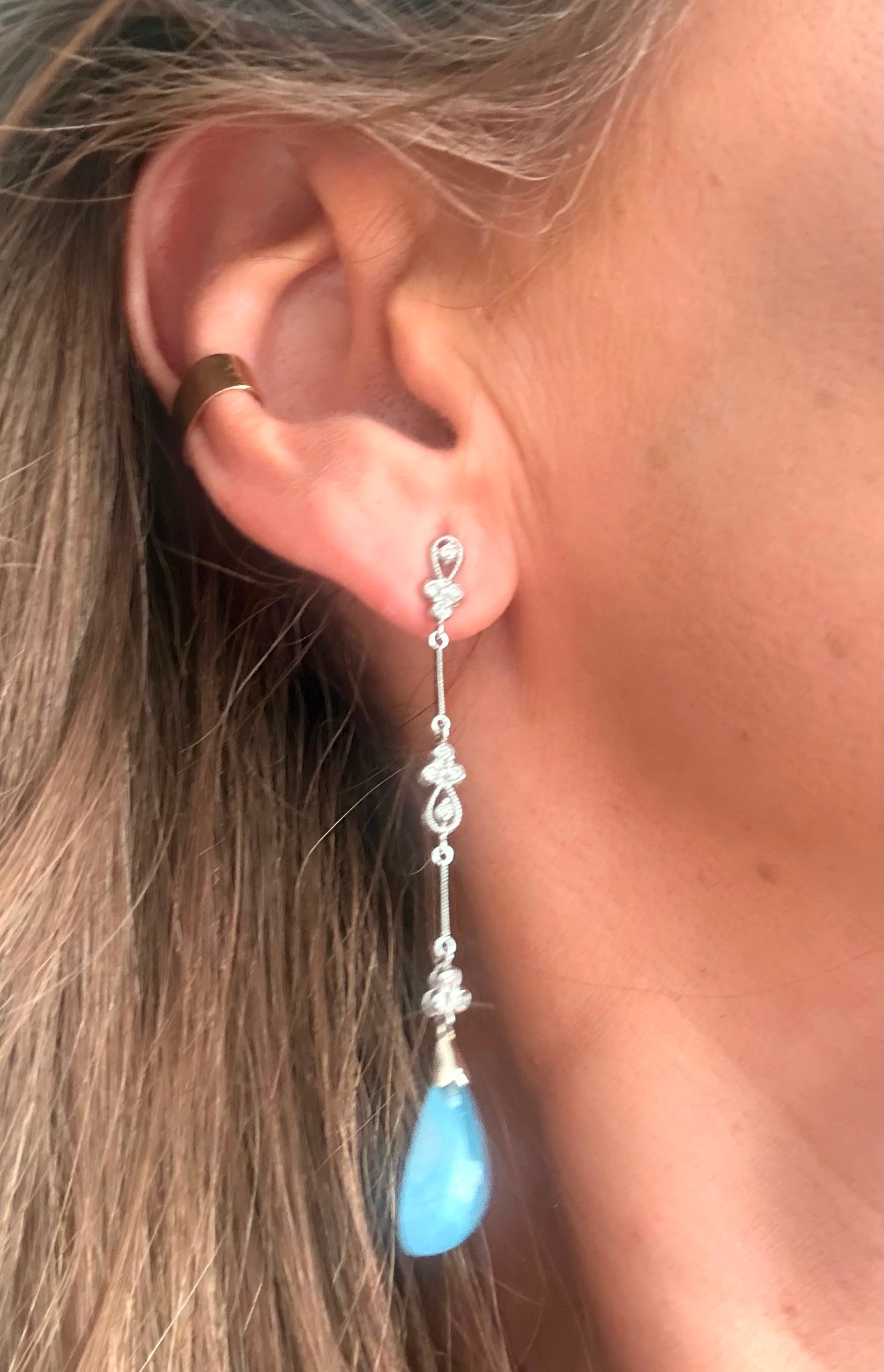 Aretes largos de aguamarina corte cabuchon y diamantes en oro blanco de 14k