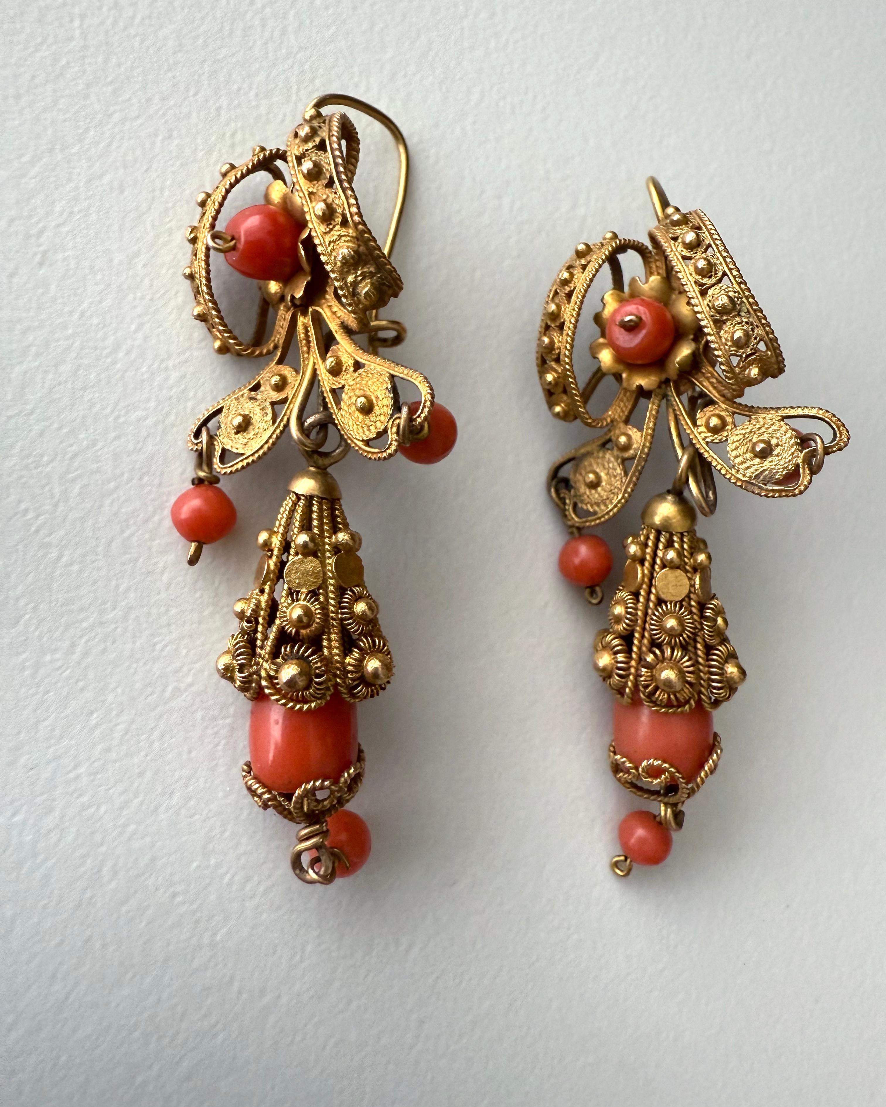 Aretes Antiguos Filigrana de Oro con Corales