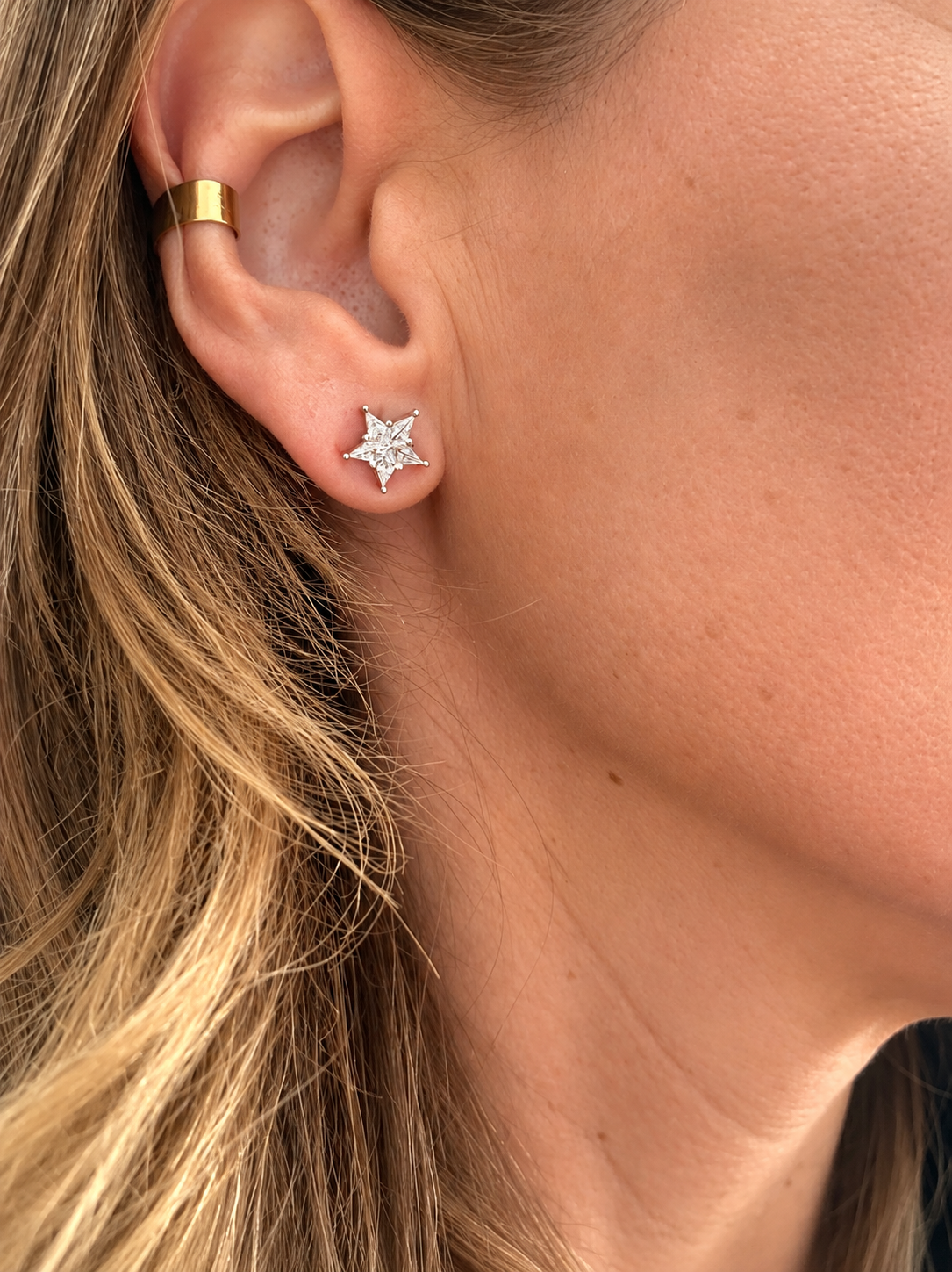 Aretes estrella con diamantes naturales en oro de 18k