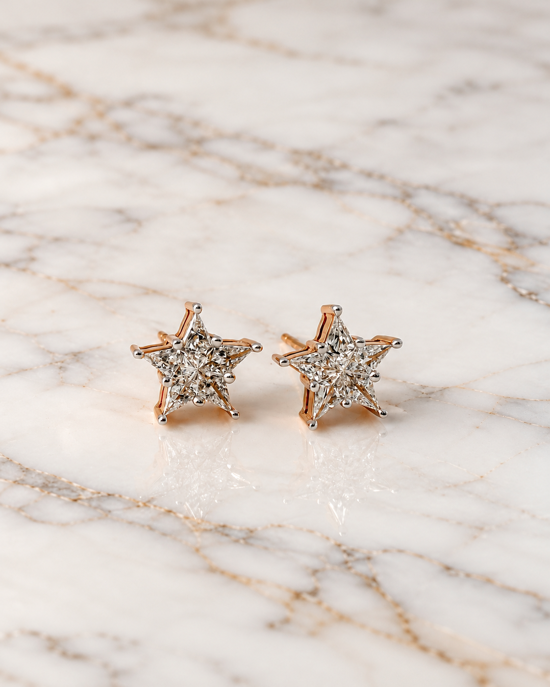 Aretes estrella con diamantes naturales en oro de 18k