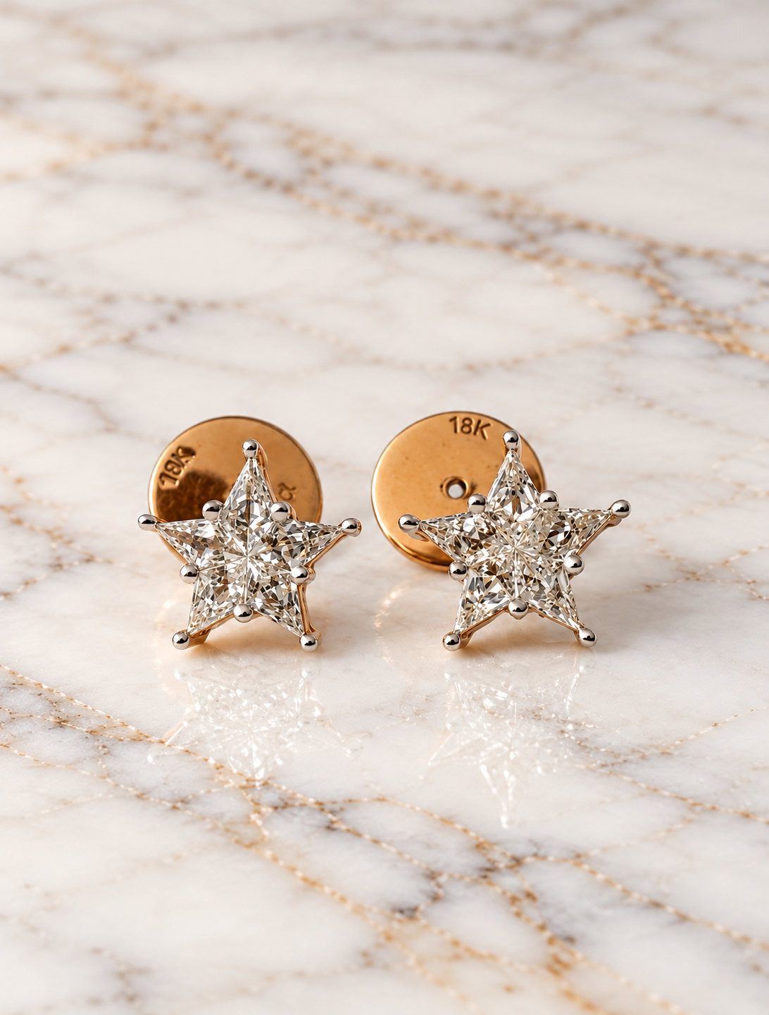 Aretes estrella con diamantes naturales en oro de 18k
