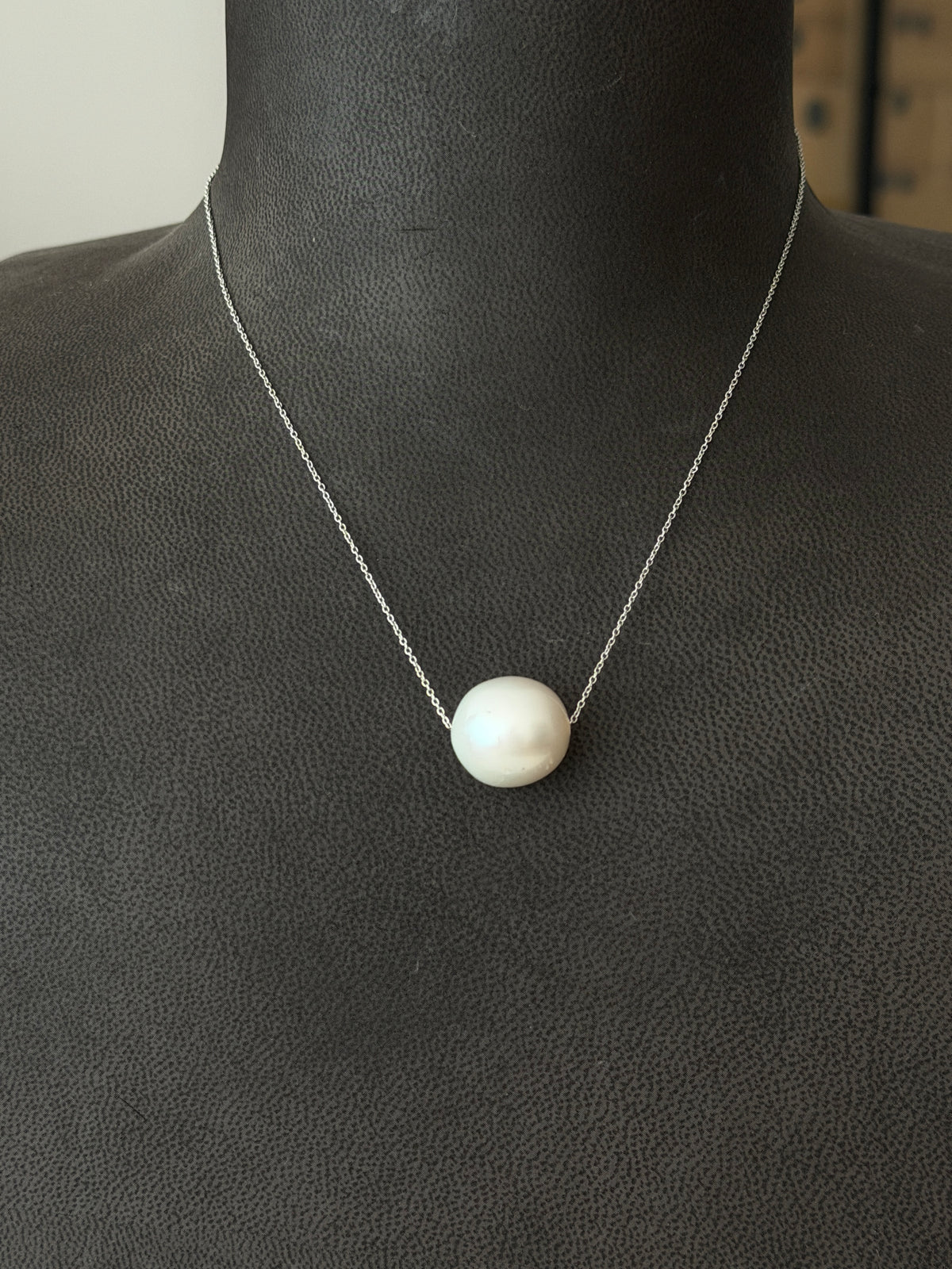 Perla natural 17mm con cadena de oro en 18 kilates 45 cm