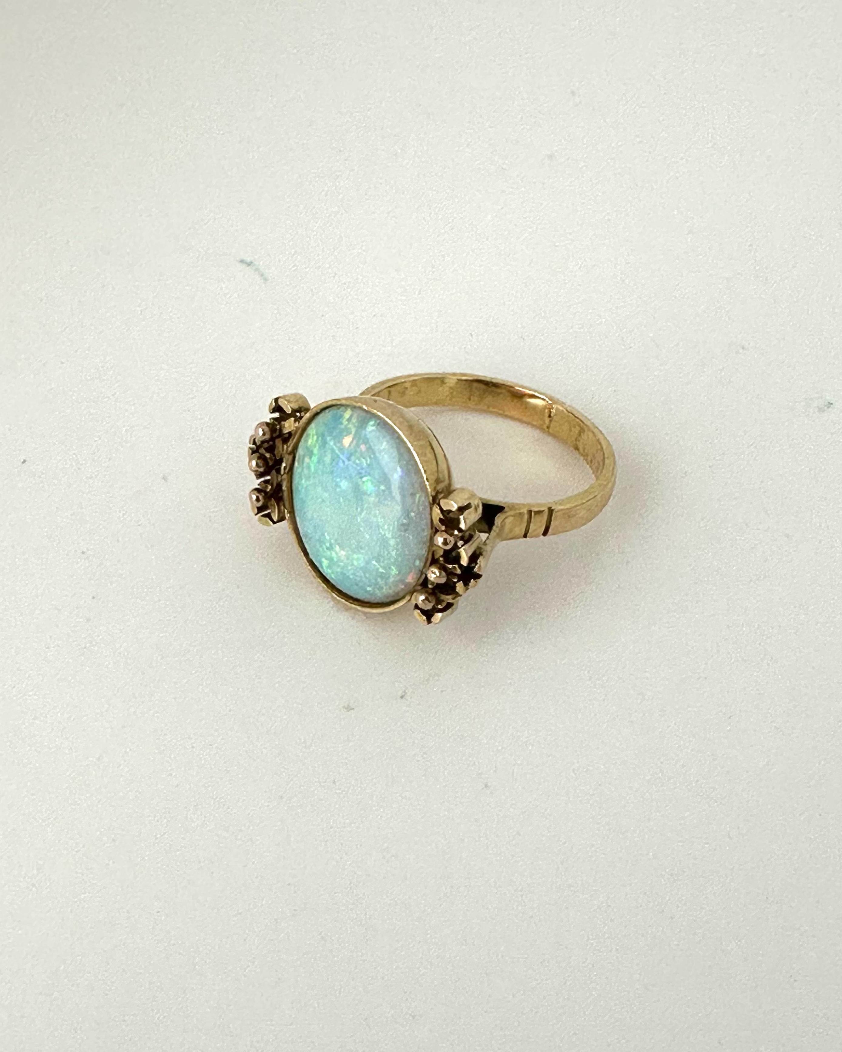 Anillo Antiguo Ópalo Australiano
