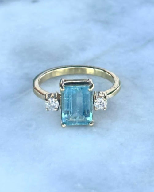 Anillo de Aguamarina y Diamantes