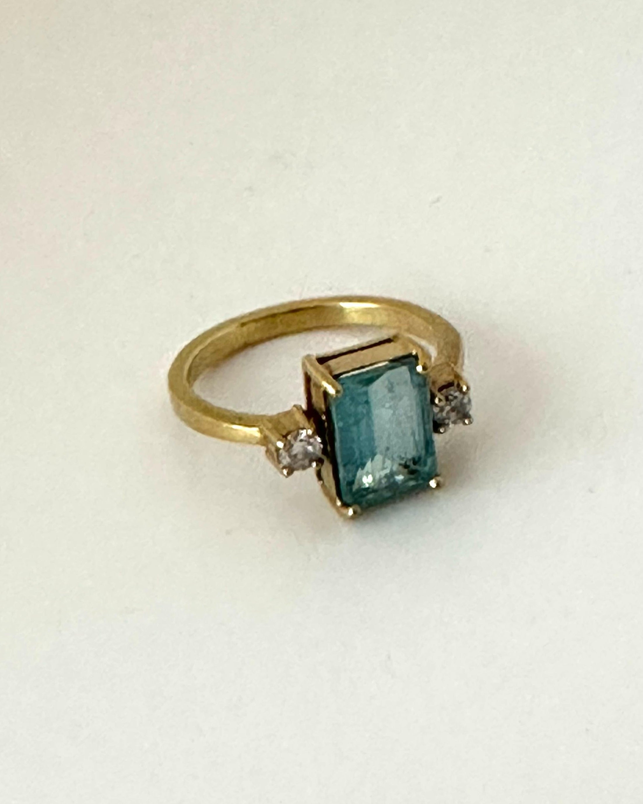 Anillo de Aguamarina y Diamantes