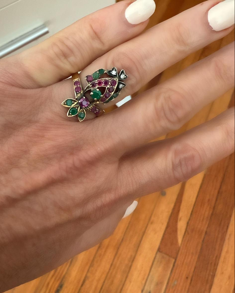 Anillo Vintage de Rubíes, Esmeraldas y Diamantes
