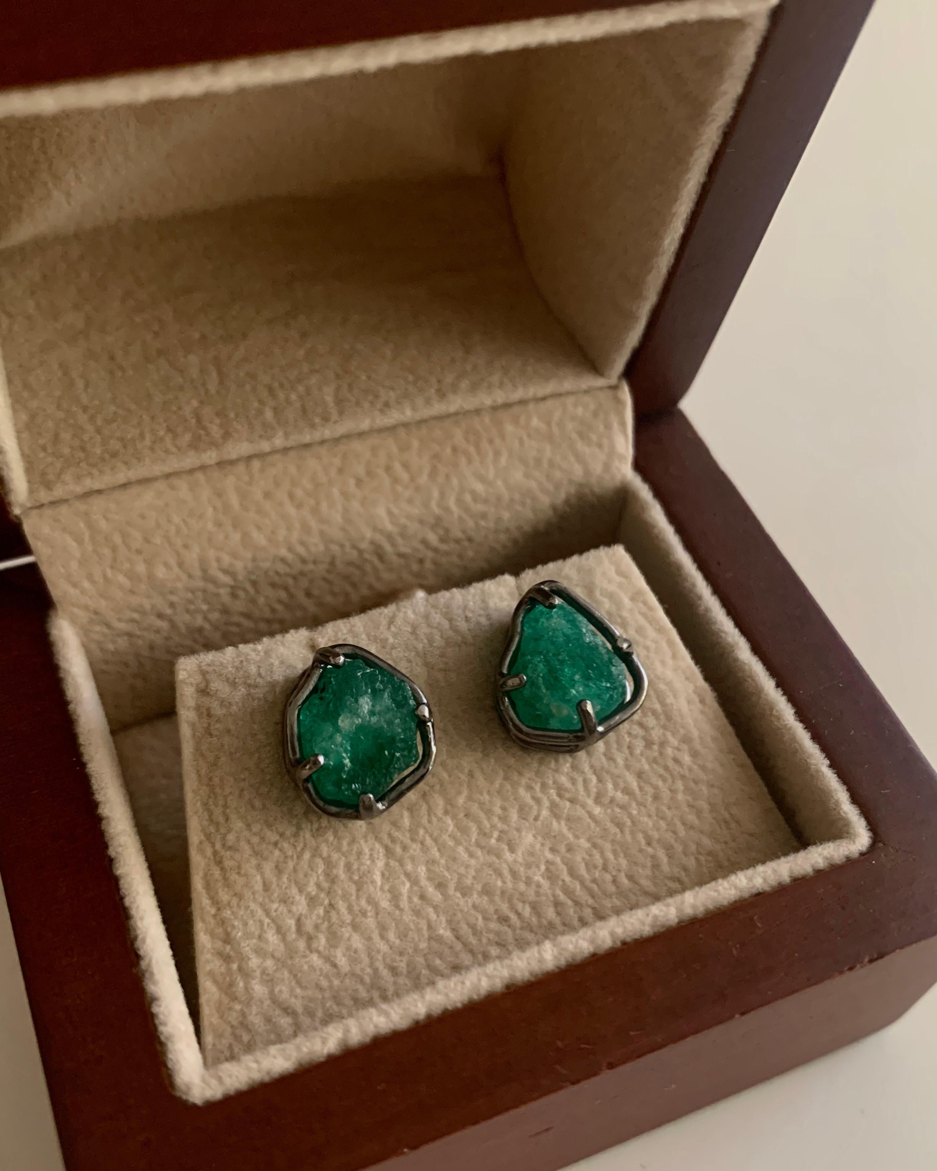 Aretes de Esmeralda en bruto en Oro negro