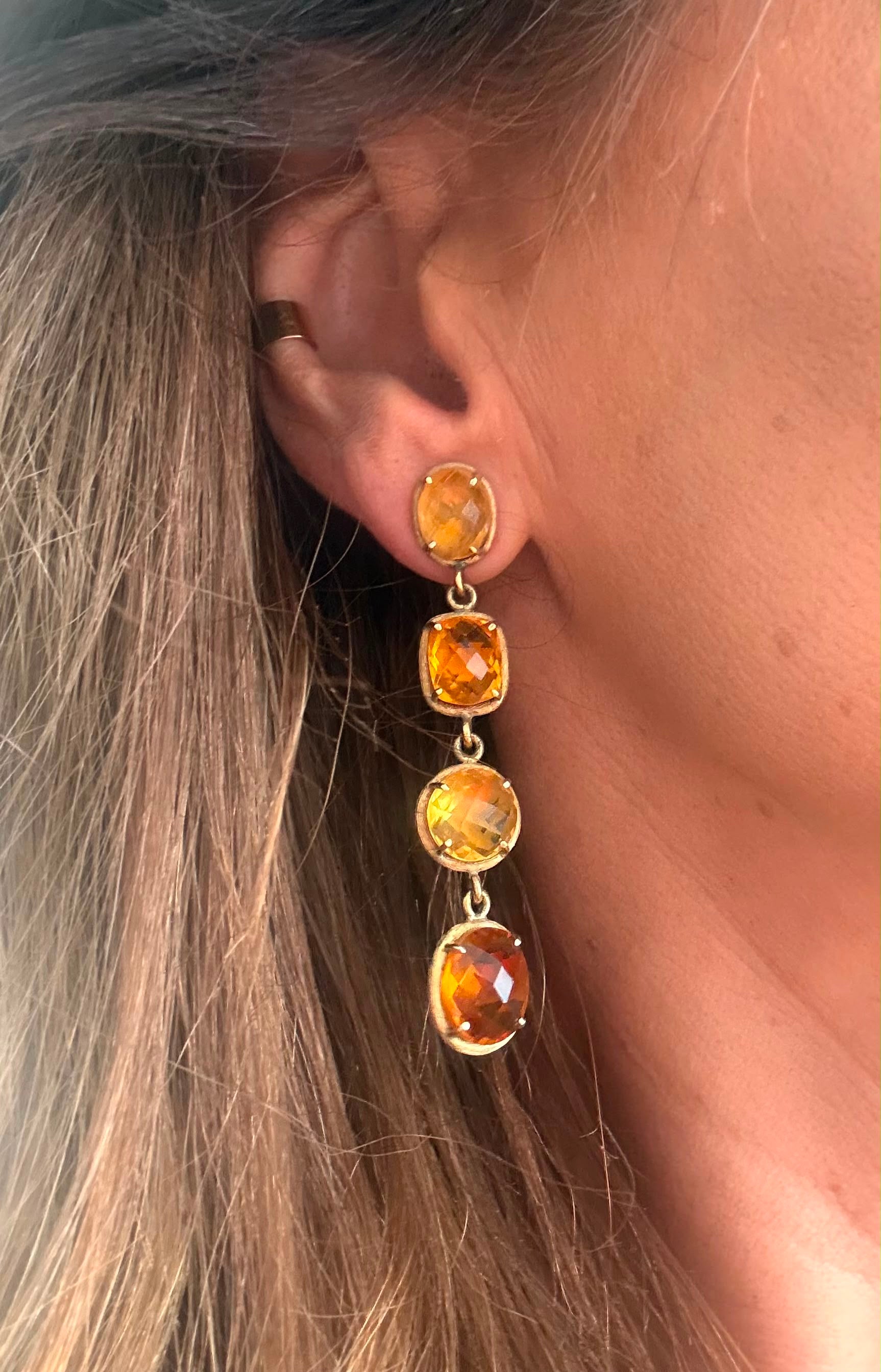 Aretes largos de cítrinos en oro de 18k