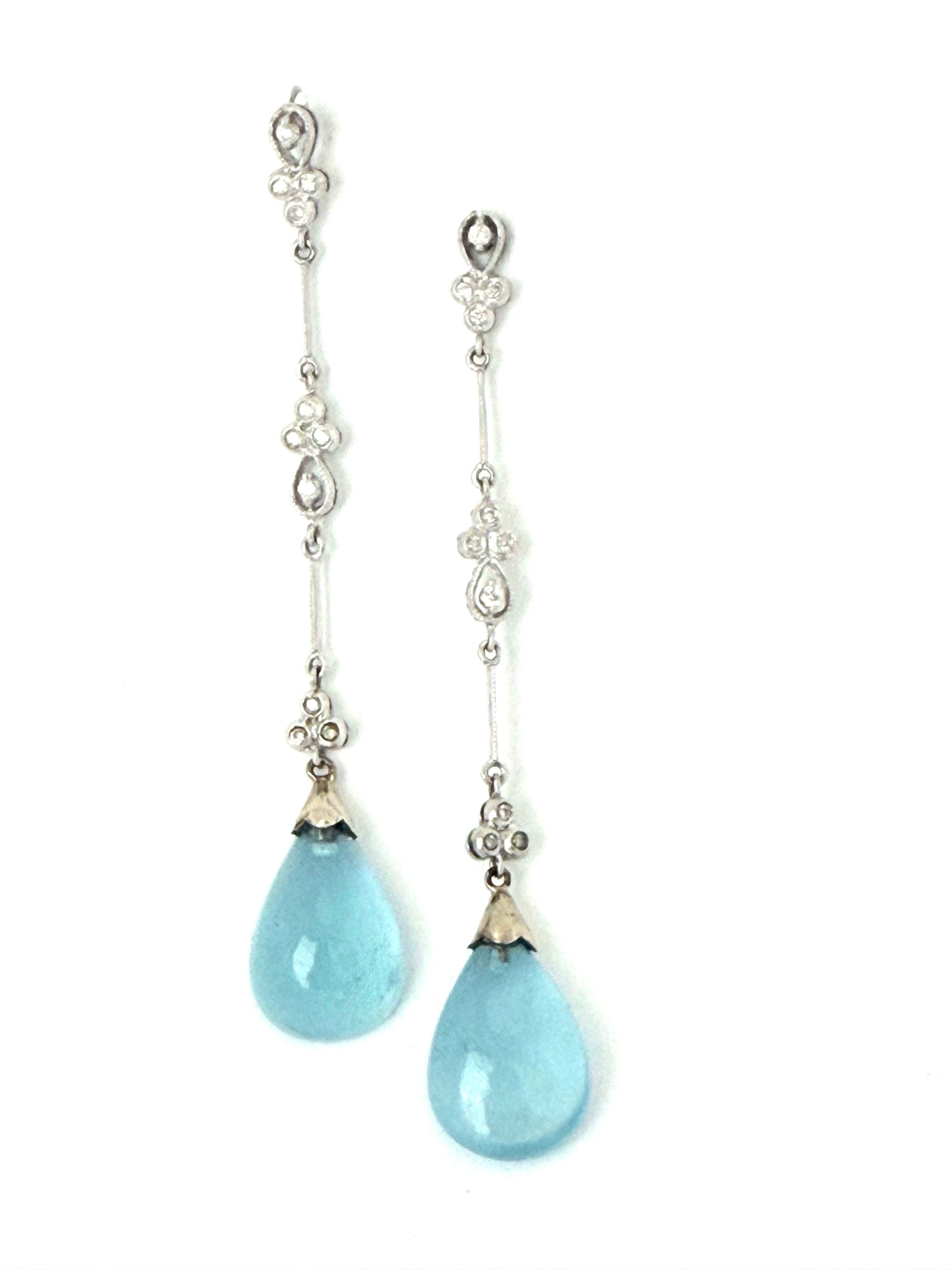 Aretes largos de aguamarina corte cabuchon y diamantes en oro blanco de 14k