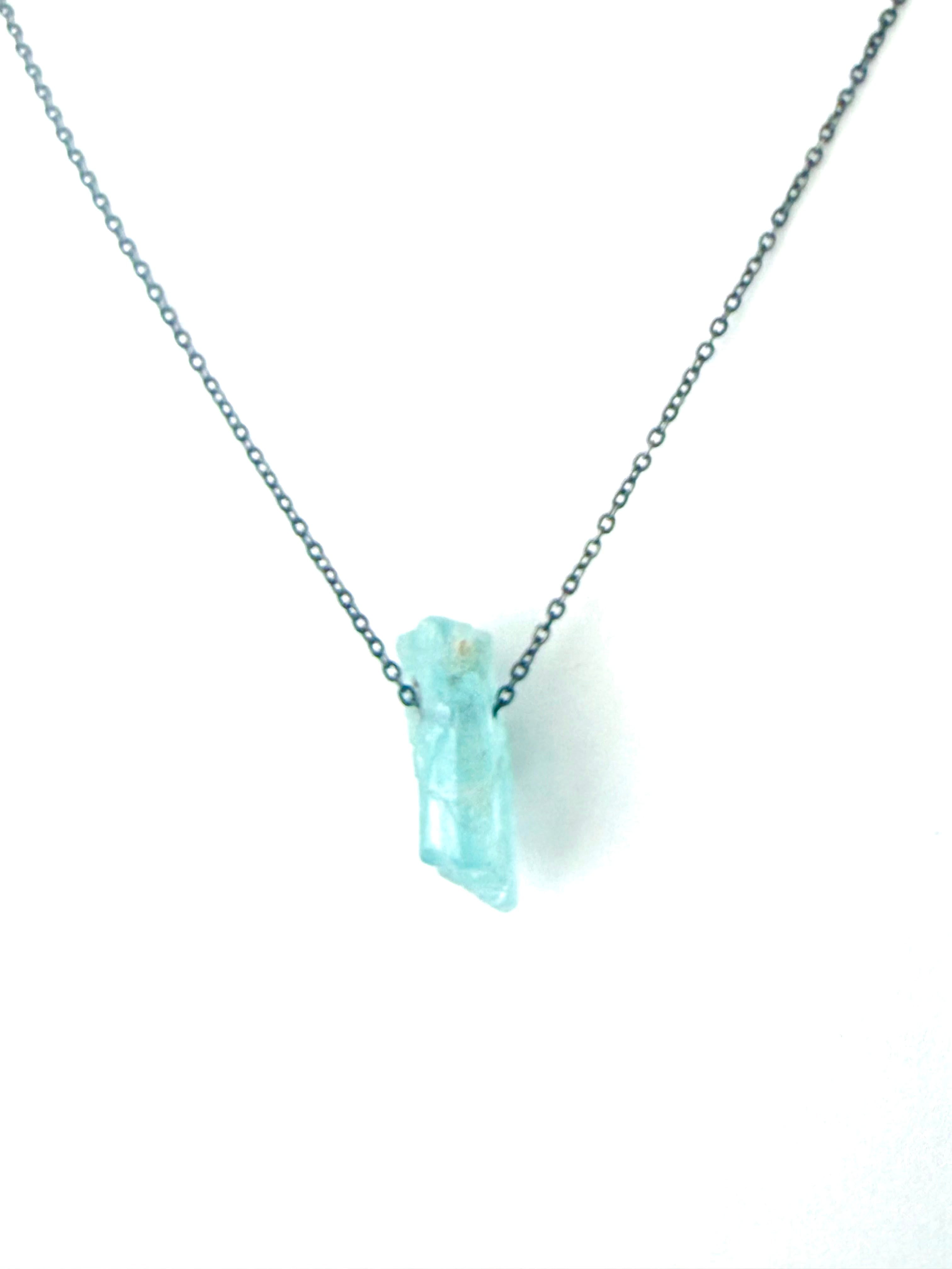 Aguamarina natural en bruto con cadena de plata