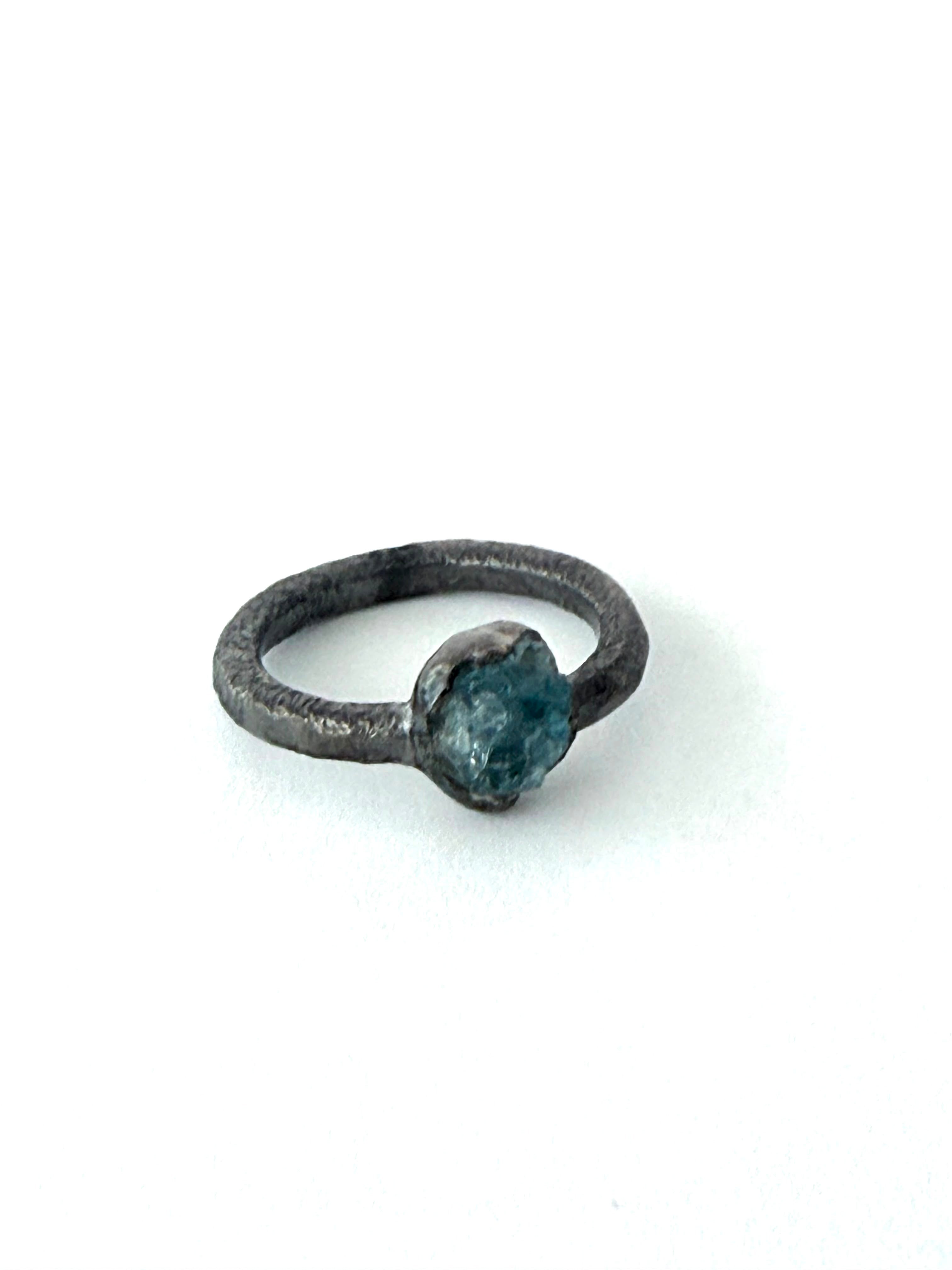Anillo de aguamarina en bruto en plata 925